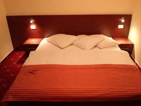 Anton 3*